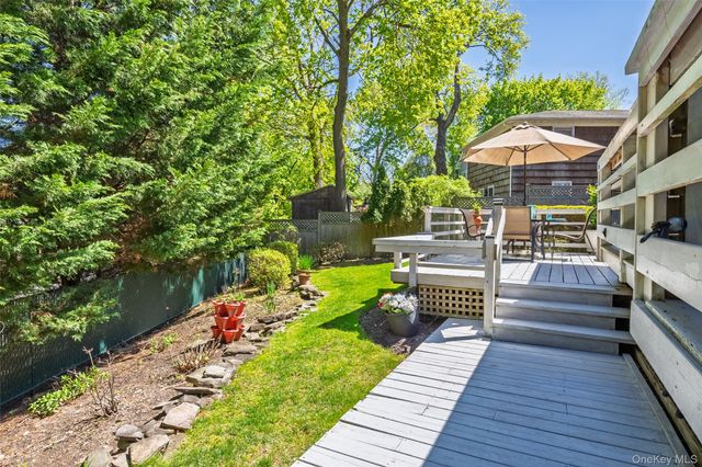 4 Knoll Top Road, Stony Brook, NY 11790