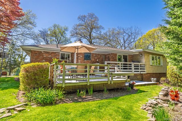 4 Knoll Top Road, Stony Brook, NY 11790