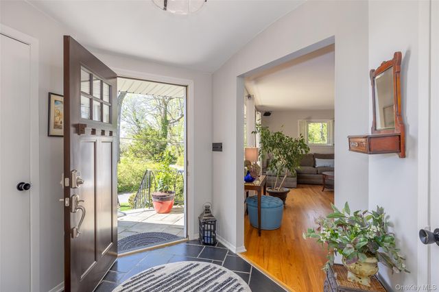 4 Knoll Top Road, Stony Brook, NY 11790