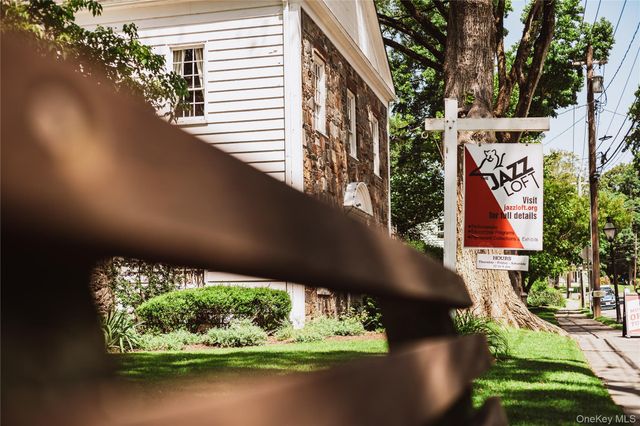 4 Knoll Top Road, Stony Brook, NY 11790