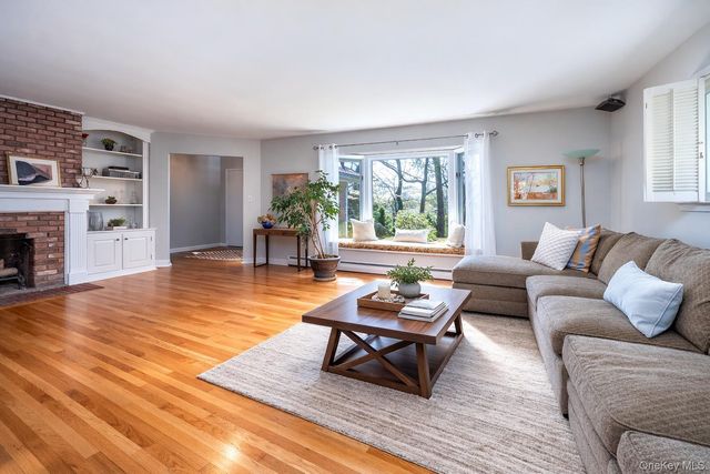 4 Knoll Top Road, Stony Brook, NY 11790