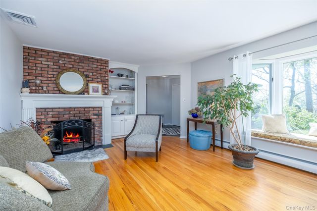 4 Knoll Top Road, Stony Brook, NY 11790