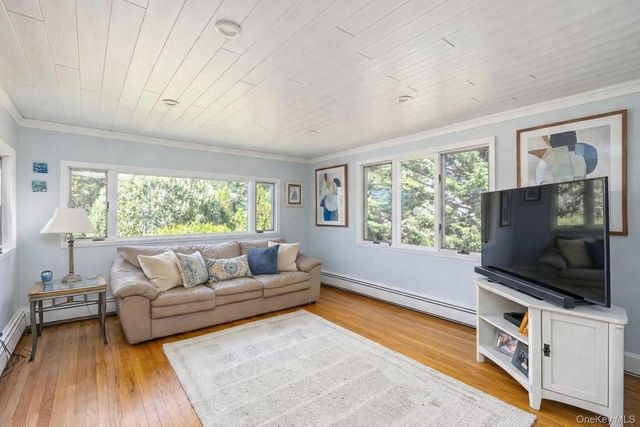 4 Knoll Top Road, Stony Brook, NY 11790