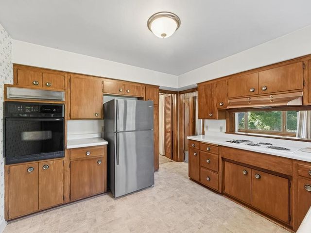 33 Hilltop Lane, Saint Paul, MN 55116