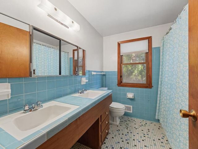 33 Hilltop Lane, Saint Paul, MN 55116