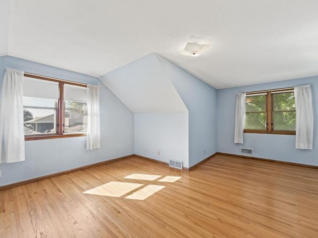 33 Hilltop Lane, Saint Paul, MN 55116