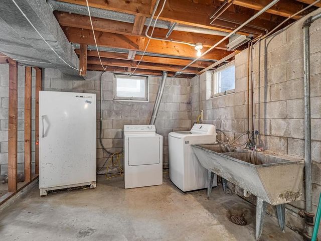 33 Hilltop Lane, Saint Paul, MN 55116