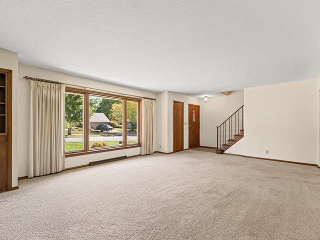 33 Hilltop Lane, Saint Paul, MN 55116