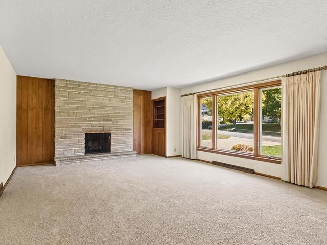 33 Hilltop Lane, Saint Paul, MN 55116