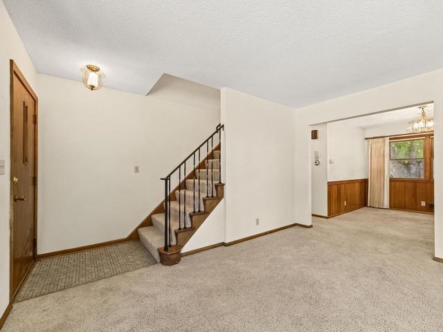 33 Hilltop Lane, Saint Paul, MN 55116