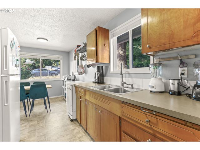 8632 Se LIEBE St, Portland, OR 97266