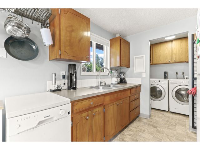 8632 Se LIEBE St, Portland, OR 97266