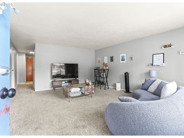 8632 Se LIEBE St, Portland, OR 97266