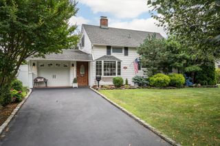 15 Wildflower Lane, Wantagh, NY 11793
