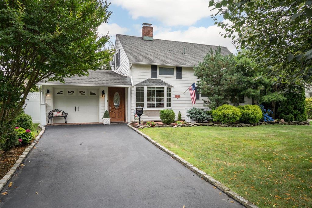 15 Wildflower Lane, Wantagh, NY 11793