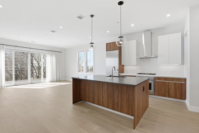 407 E 7th St 2, Boston, MA 02127