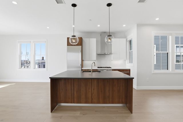 407 E 7th St 2, Boston, MA 02127