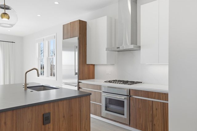 407 E 7th St 2, Boston, MA 02127