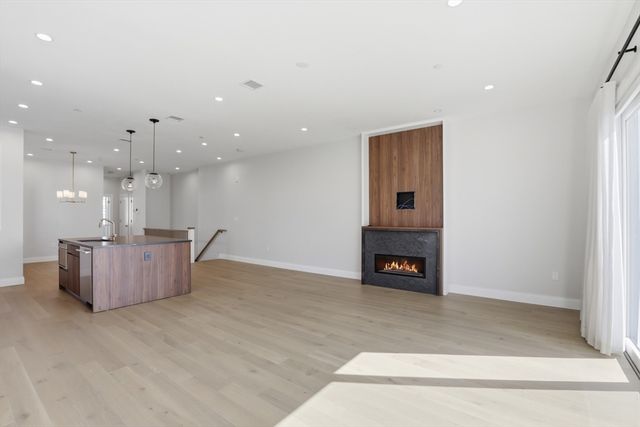 407 E 7th St 2, Boston, MA 02127