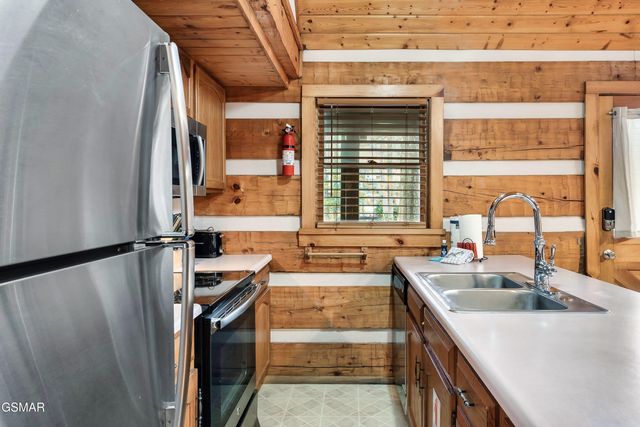 658 Red Bud Lane, Gatlinburg, TN 37738