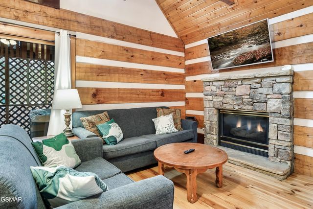 658 Red Bud Lane, Gatlinburg, TN 37738