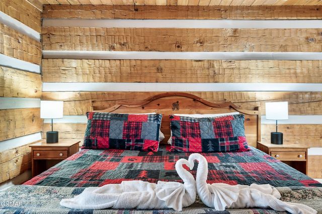 658 Red Bud Lane, Gatlinburg, TN 37738