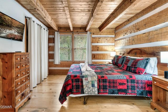 658 Red Bud Lane, Gatlinburg, TN 37738