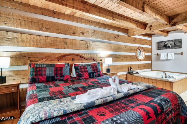 658 Red Bud Lane, Gatlinburg, TN 37738