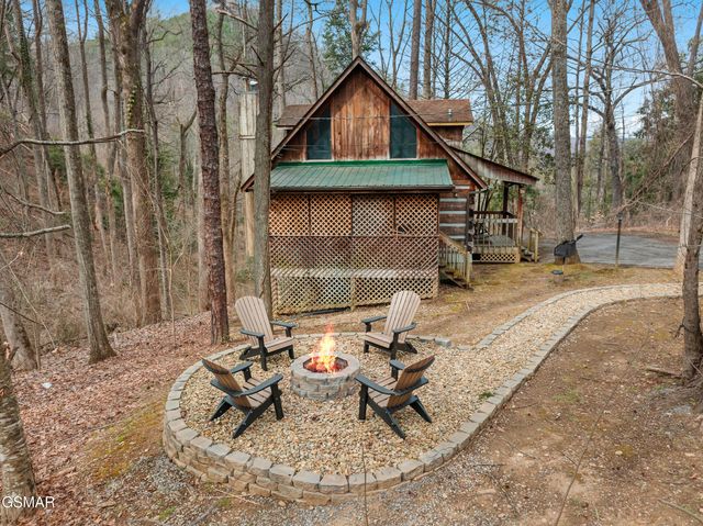 658 Red Bud Lane, Gatlinburg, TN 37738