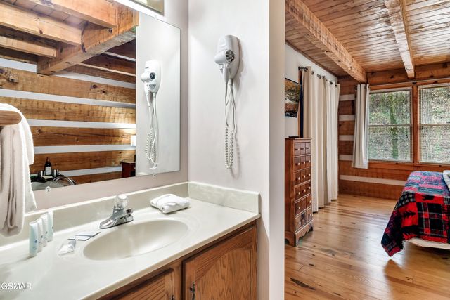 658 Red Bud Lane, Gatlinburg, TN 37738