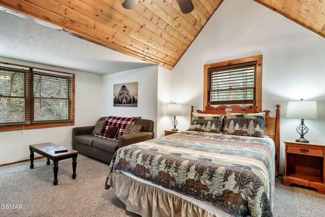 658 Red Bud Lane, Gatlinburg, TN 37738