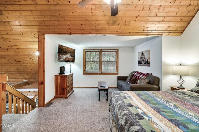 658 Red Bud Lane, Gatlinburg, TN 37738