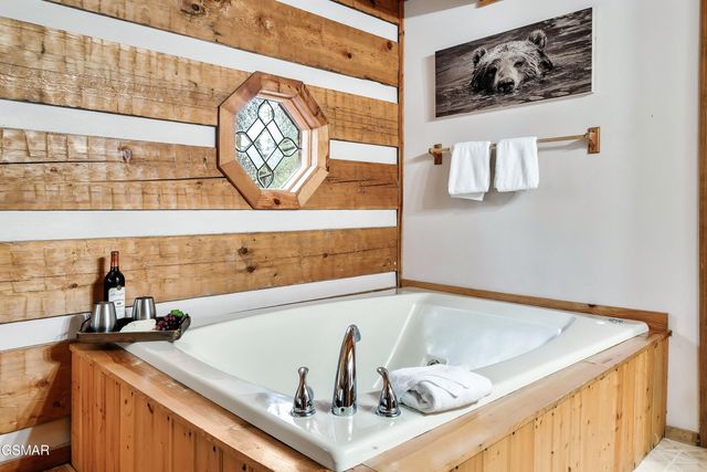 658 Red Bud Lane, Gatlinburg, TN 37738