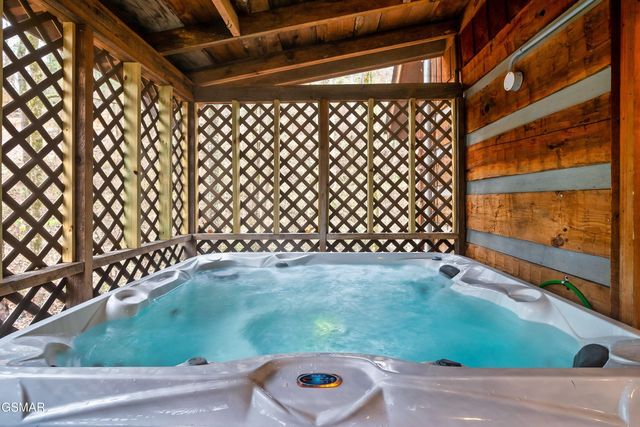 658 Red Bud Lane, Gatlinburg, TN 37738