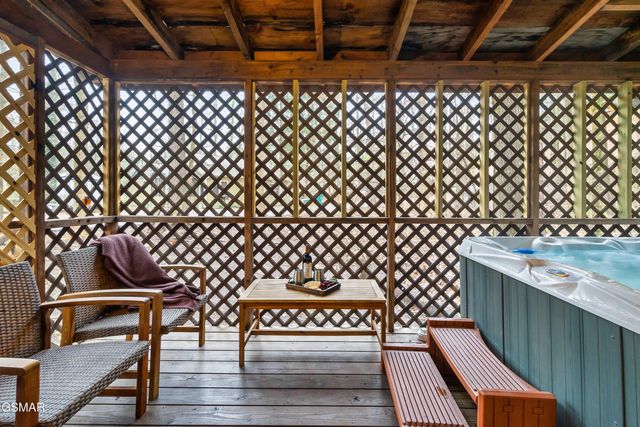 658 Red Bud Lane, Gatlinburg, TN 37738