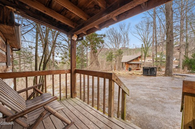 658 Red Bud Lane, Gatlinburg, TN 37738