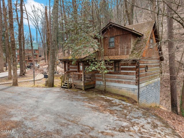 658 Red Bud Lane, Gatlinburg, TN 37738