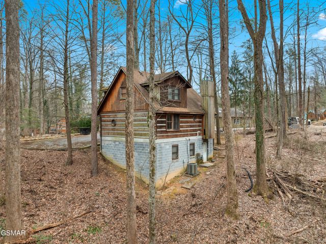 658 Red Bud Lane, Gatlinburg, TN 37738