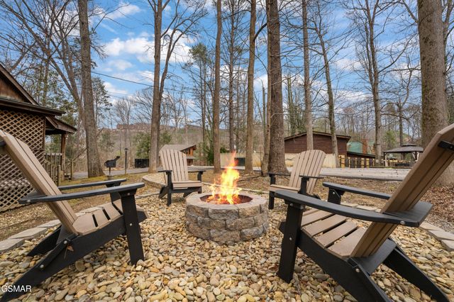 658 Red Bud Lane, Gatlinburg, TN 37738