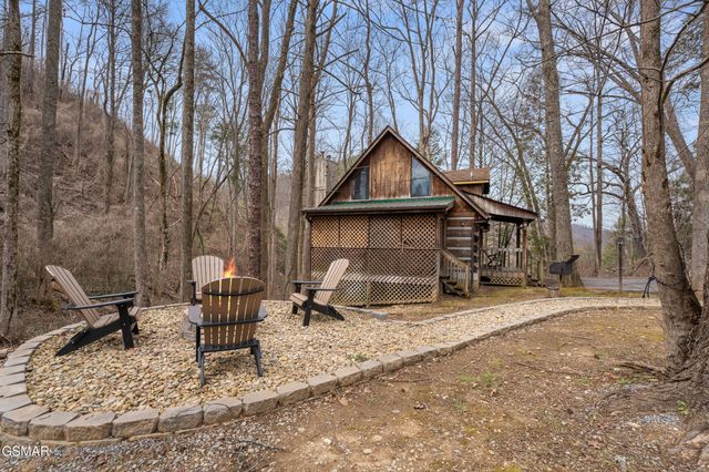 658 Red Bud Lane, Gatlinburg, TN 37738