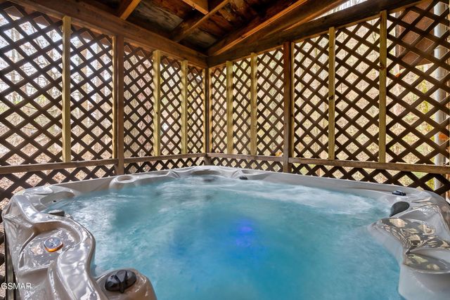 658 Red Bud Lane, Gatlinburg, TN 37738