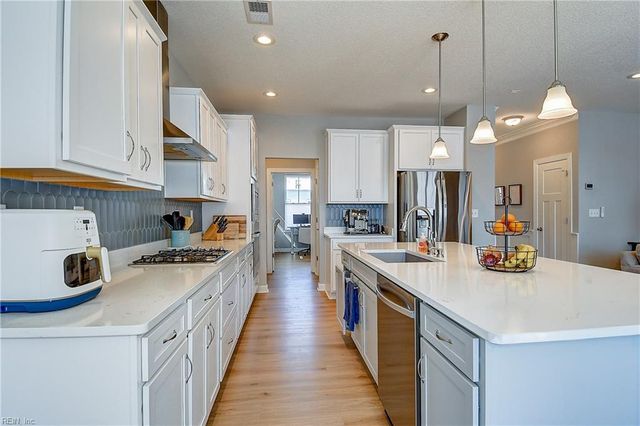 313 Maycox LN, Chesapeake, VA 23322