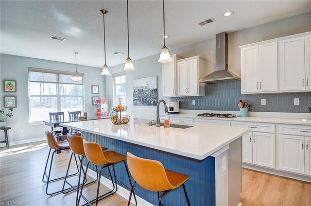 313 Maycox LN, Chesapeake, VA 23322