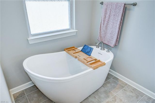 313 Maycox LN, Chesapeake, VA 23322