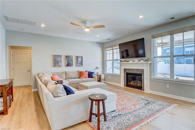 313 Maycox LN, Chesapeake, VA 23322