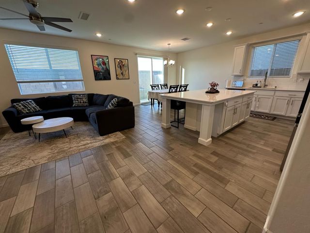 6606 E Carmen Ave, Fresno, CA 93727