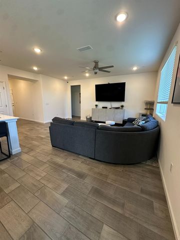 6606 E Carmen Ave, Fresno, CA 93727
