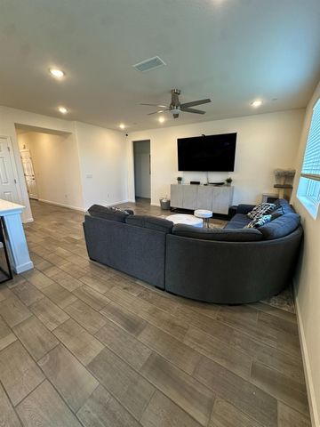 6606 E Carmen Ave, Fresno, CA 93727
