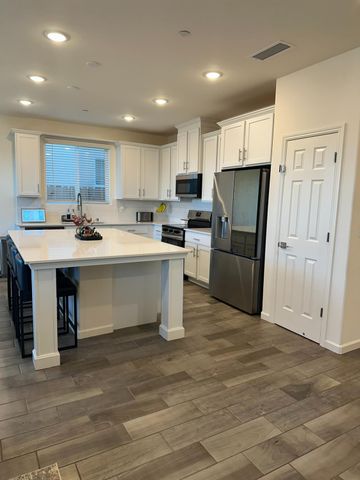6606 E Carmen Ave, Fresno, CA 93727