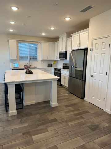 6606 E Carmen Ave, Fresno, CA 93727